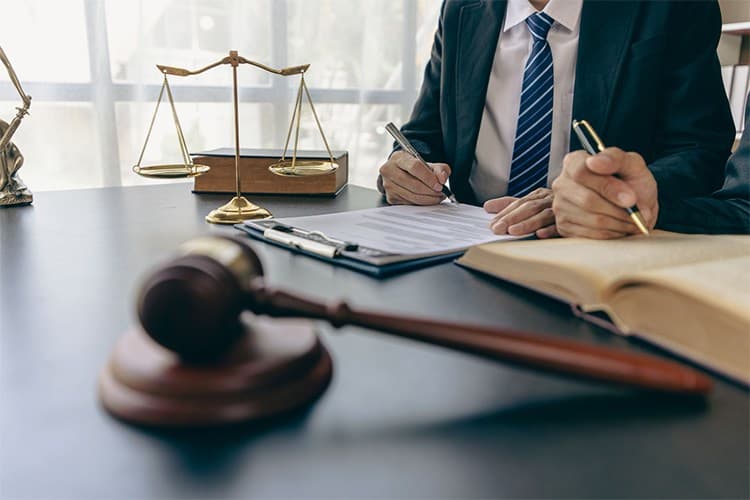 Адвокат по трудово право